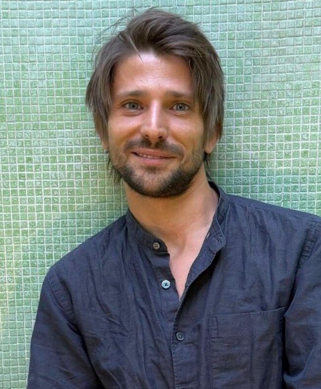 Portrait of Erik, founder of Relating Studio